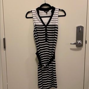⭐️ FLASH SALE ⭐️ Express sleeveless dress w/belt